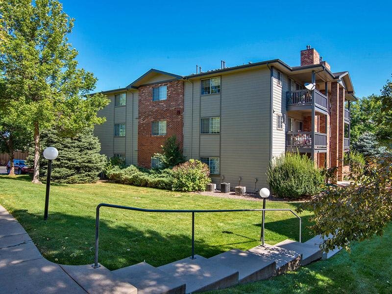 Beautiful Landscaping | Arapahoe Club Apartments in Denver, UT