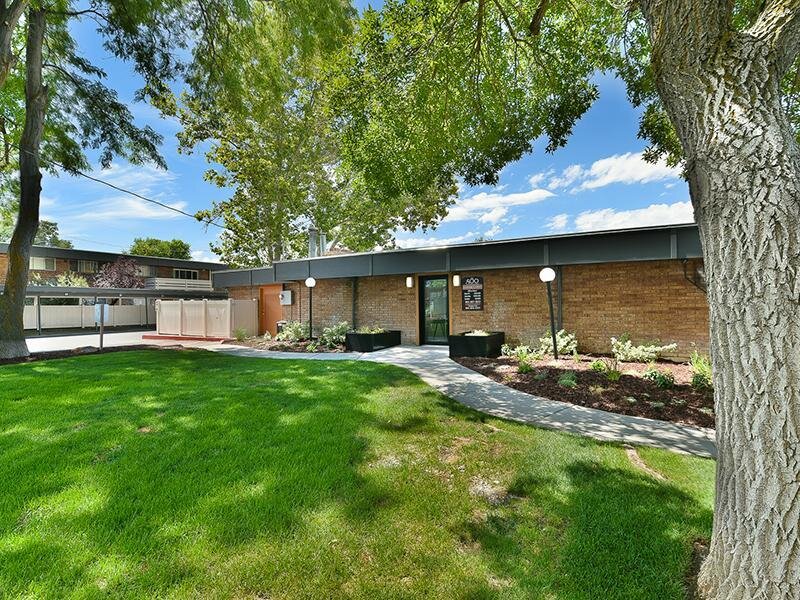 Leasing Office Exterior | The 500 Apartments