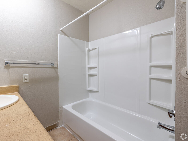 Tub | Bradburn Gardens Apartments