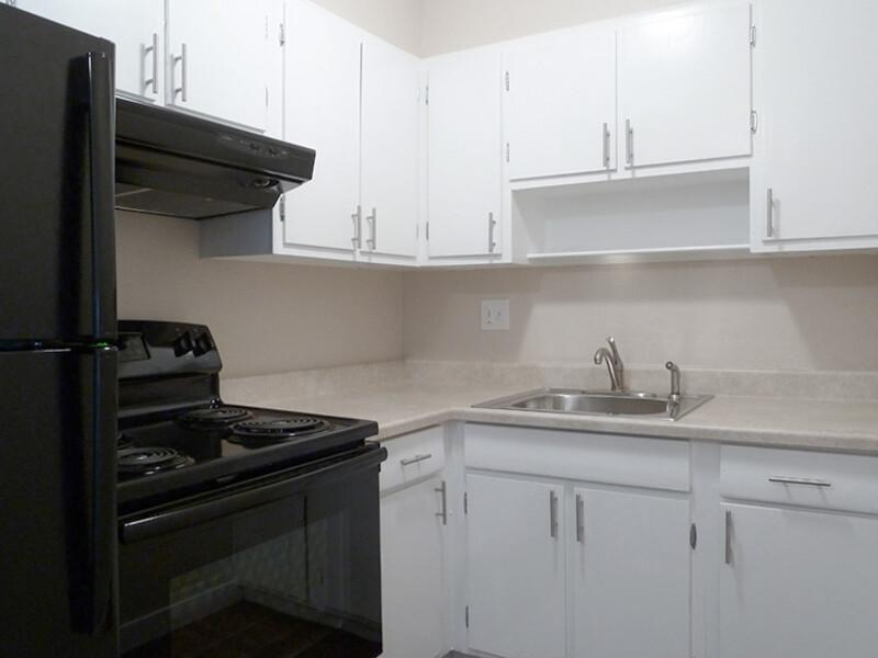 Kitchen | Tailwind 1 Apartments in Aurora, CO