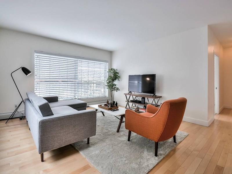 Living Room with Furnishings | The Pinnacle at Nob Hill Apartments