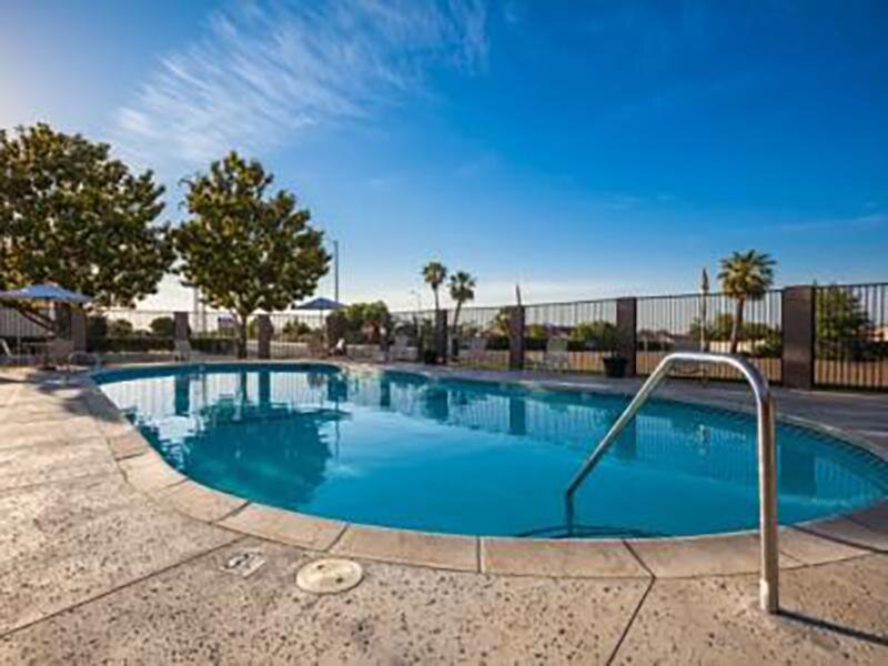 Swimming Pool | Rent apartments in Bakersfield