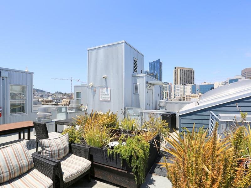 Rooftop Lounge - View of City | Glasdore Lofts