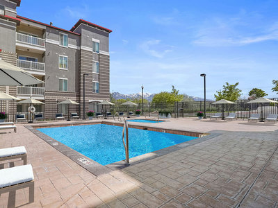 Sparkling Pool | Brickgate