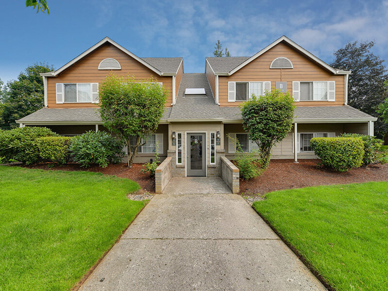 Building Exterior | Carriage House Apartments in Vancouver, WA
