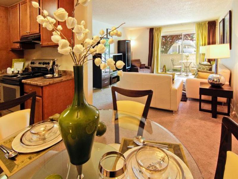 Dining Room | Lakeside Apartments in San Leandro, CA