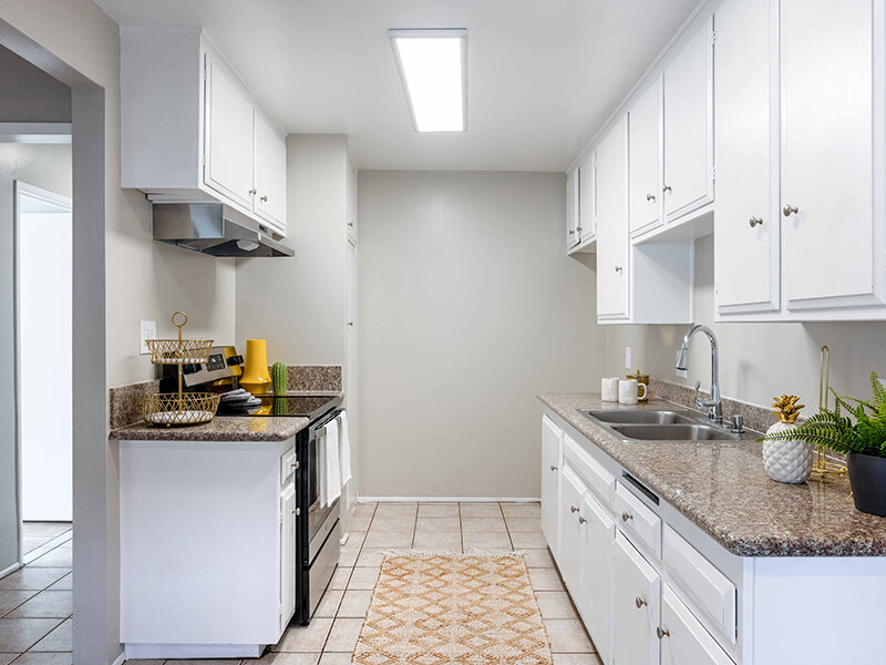 2+1 Kitchen | Anaheim Cottages