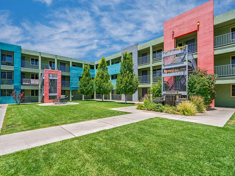 Exterior Apartments | The Q @ Nob Hill