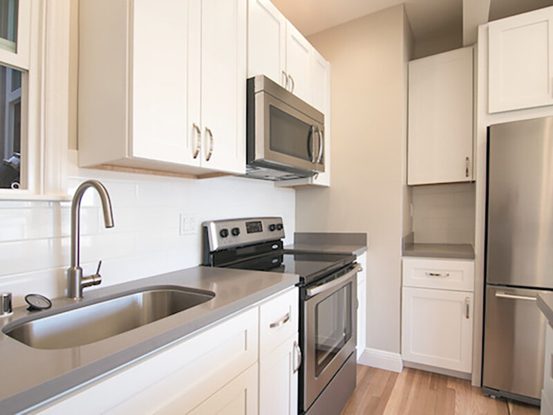 Kitchen | 2232 North Point Apartments