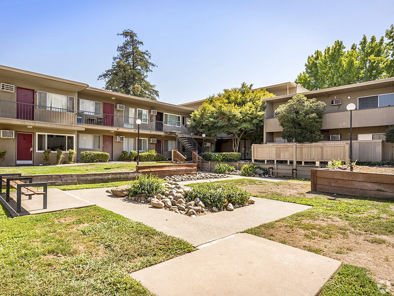 Courtyard | Amber Grove