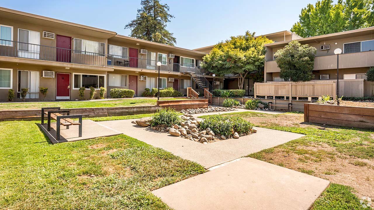 Amber Grove Apartments Neighborhood