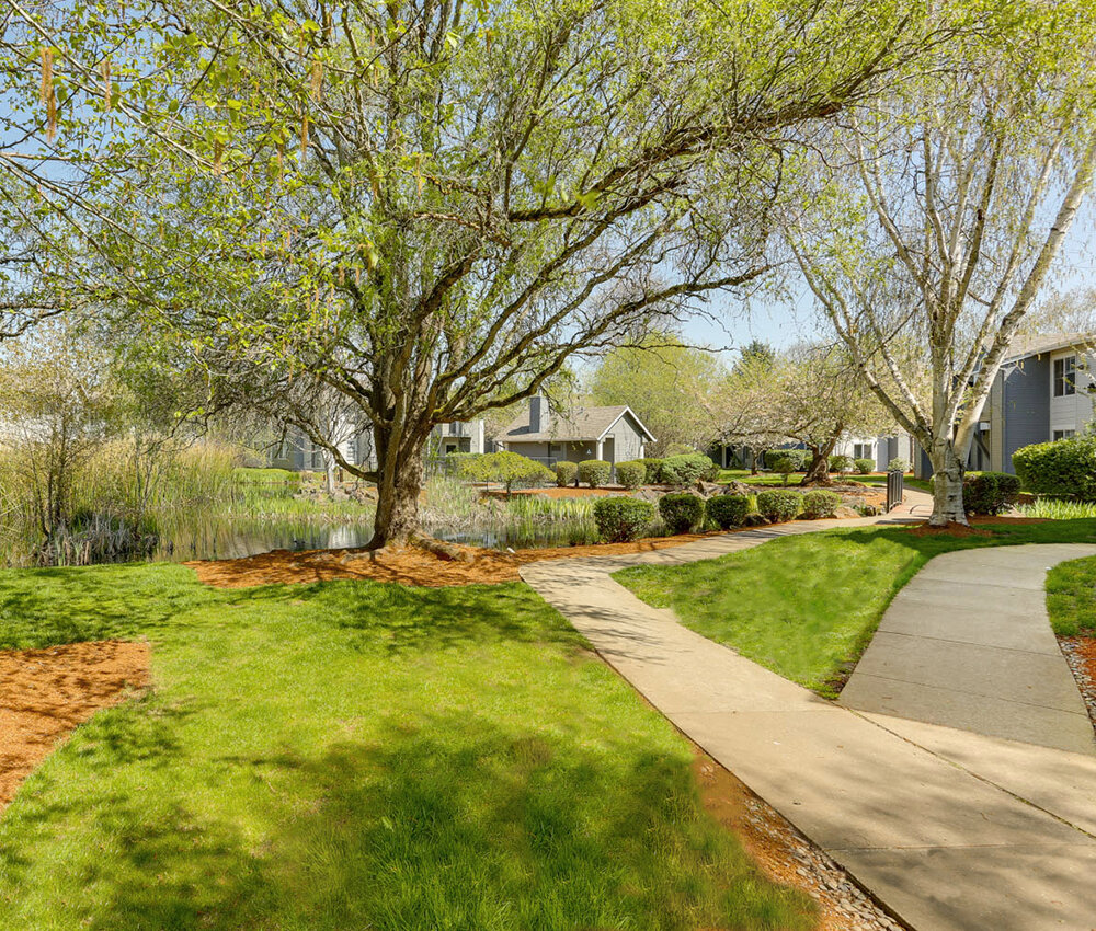 Beautifully Landscaped Grounds | Sunfield Lakes