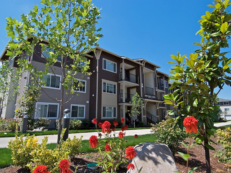 Beautiful Landscaping | Baseline Woods Apartments in Beaverton, OR
