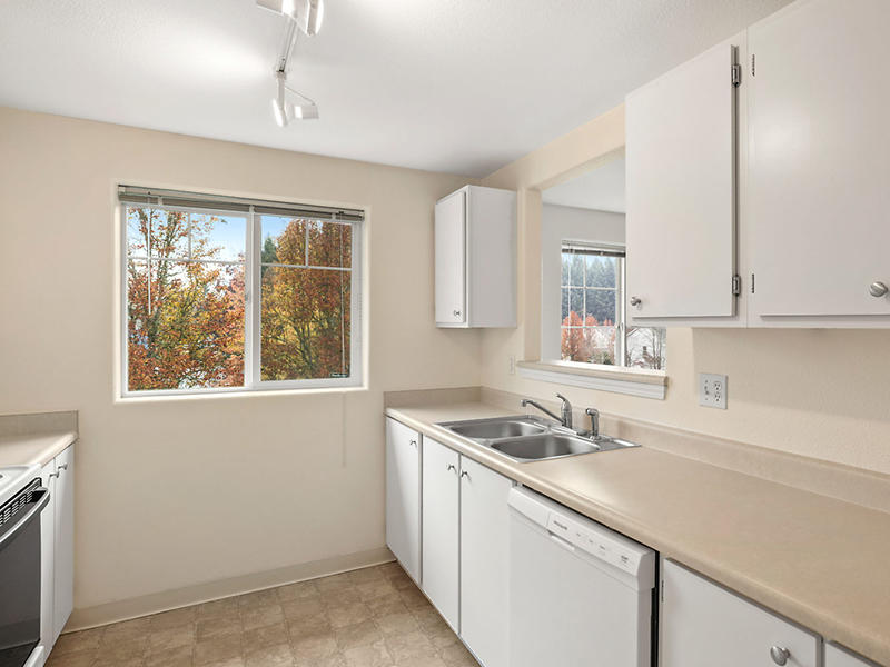 Fully Equipped Kitchen | Hidden Creek Apartments