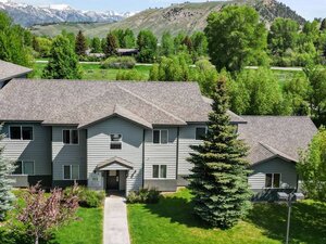 Beautifully Landscaped Grounds | Latitude 43 Apartments