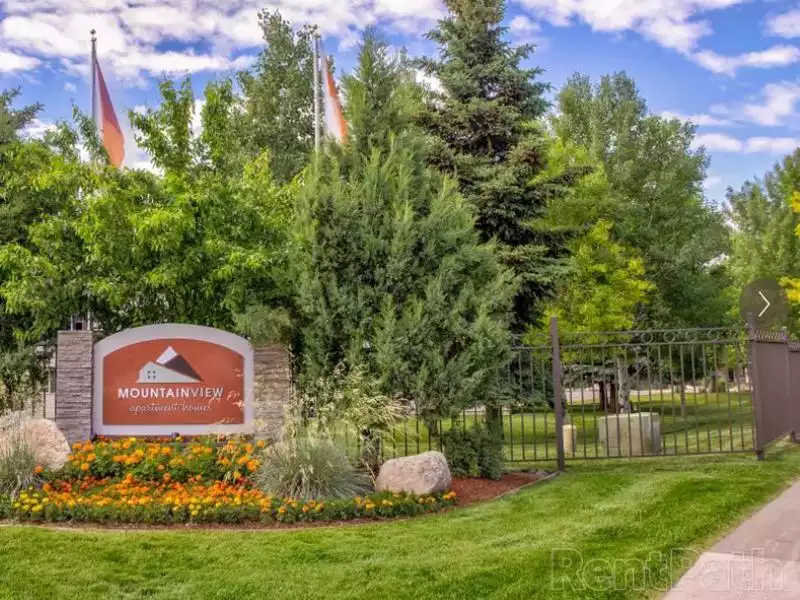 Welcome Sign | Mountain View Apartments