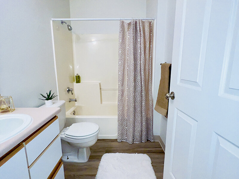 Apartment Bathroom | Shaw Mountain