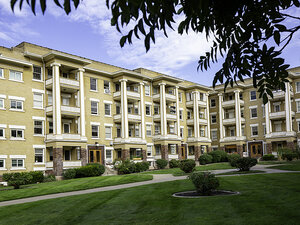 Exterior Apartment Complex | The Hillcrest