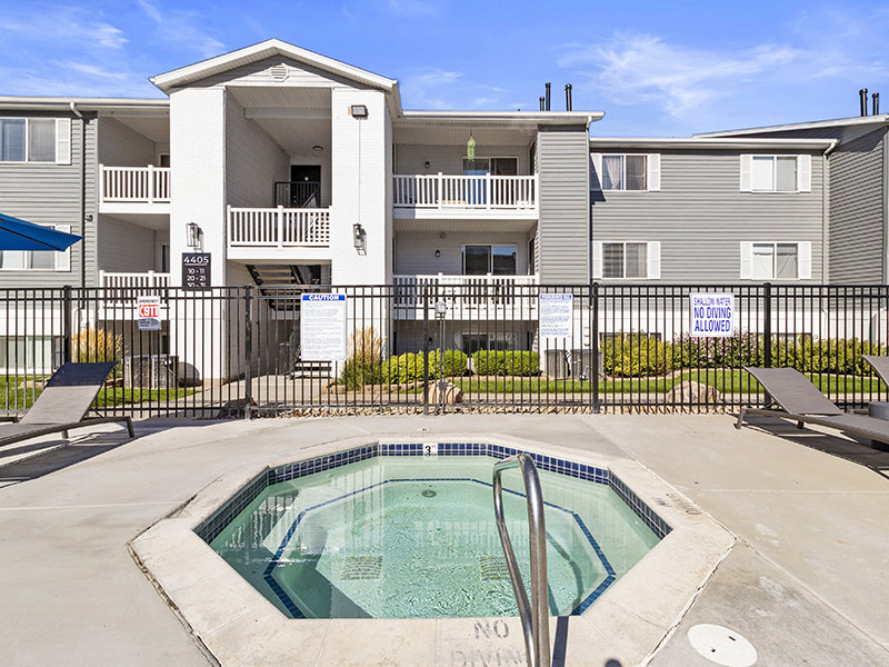 Hot Tub | Turnberry Apartments