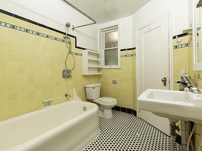 Spacious Bathroom | Kensington