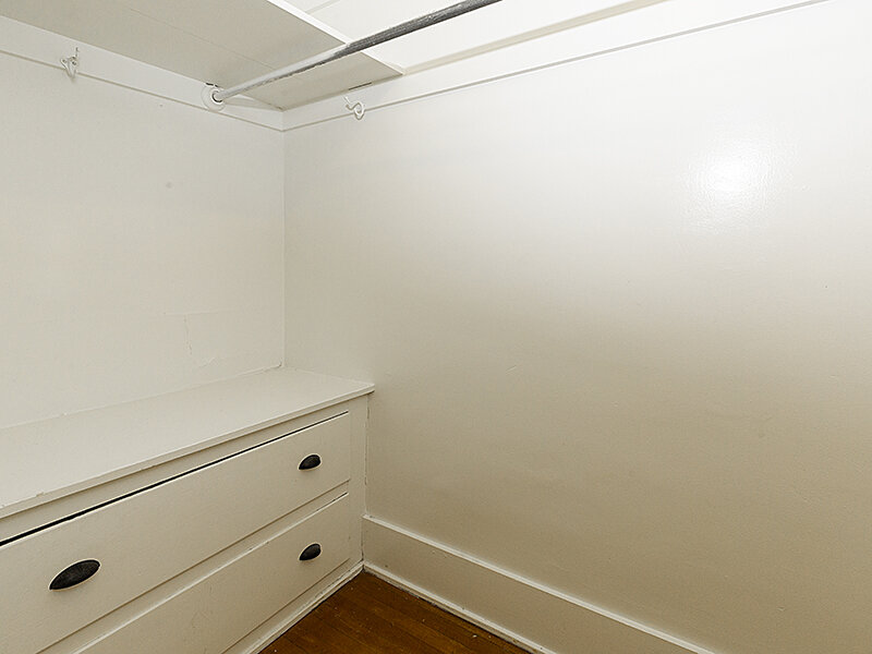 Closet | Kensington