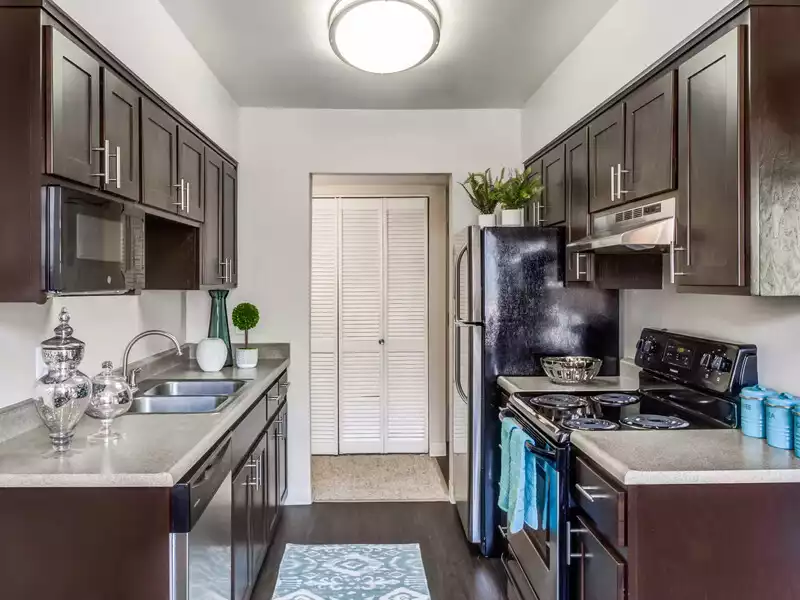 Kitchen | Royal Ridge Apartments