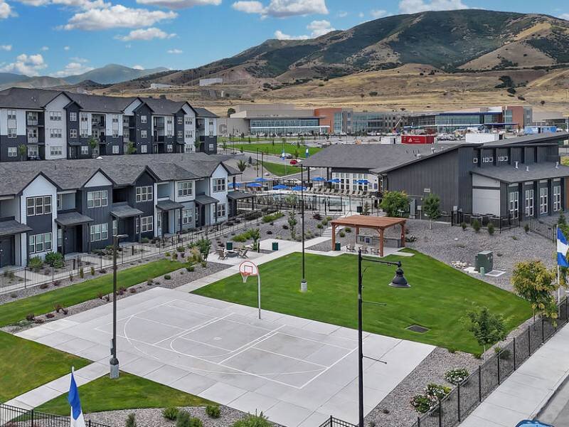 BASKETBALL COURT l Valley View Apartments