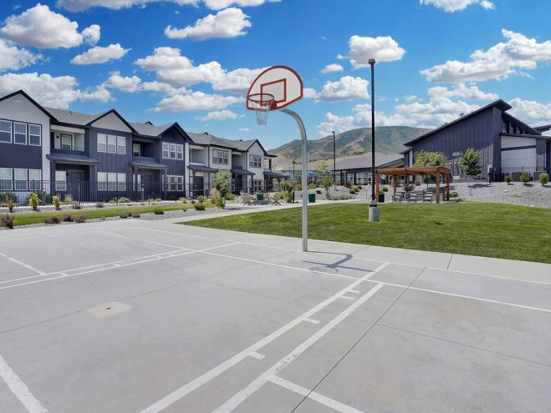 BASKETBALL COURT | Valley View Apartments