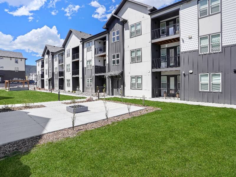 BEAUTIFUL LANDSCAPING l Valley View Apartments