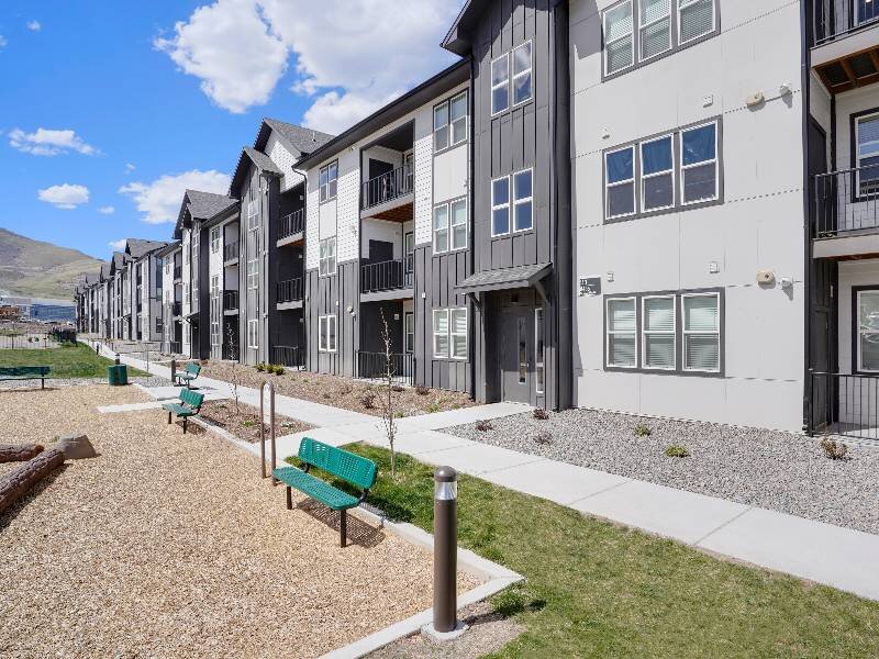 BENCHES AND WALKING PATHS l Valley View Apartments
