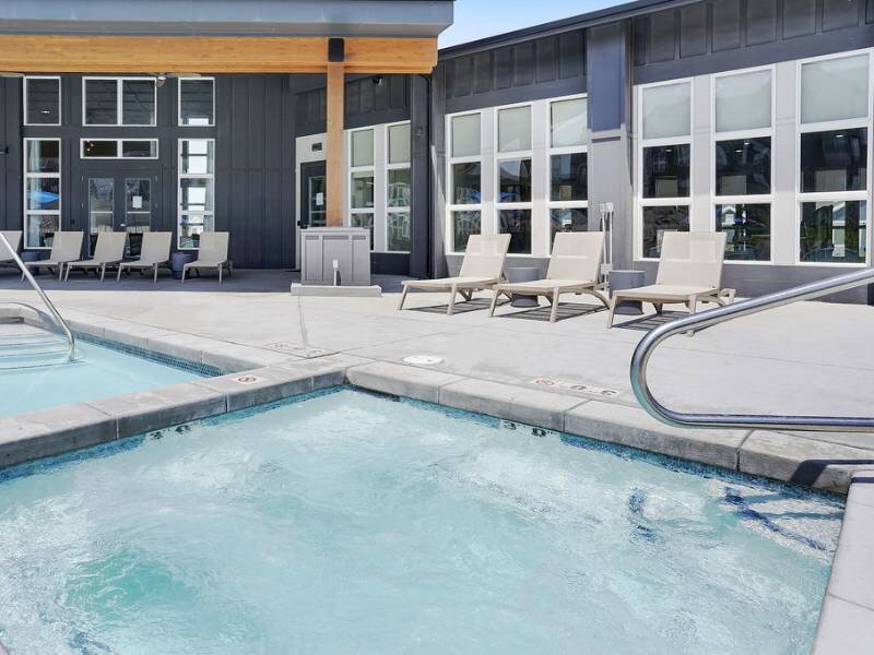 HOT TUB l Valley View Apartments