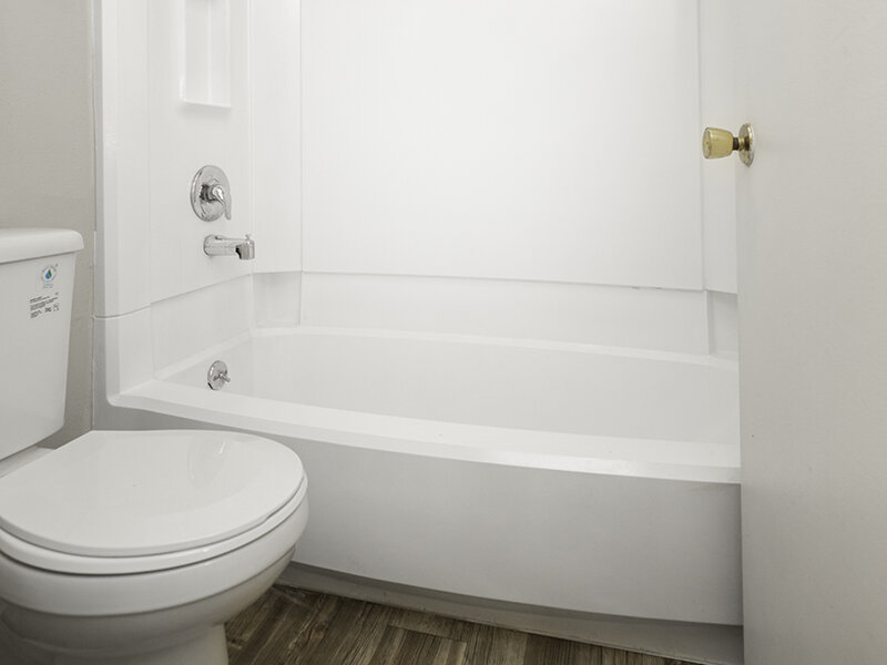 2x1 Classic Apartment Bathroom | Fox Creek Apartments