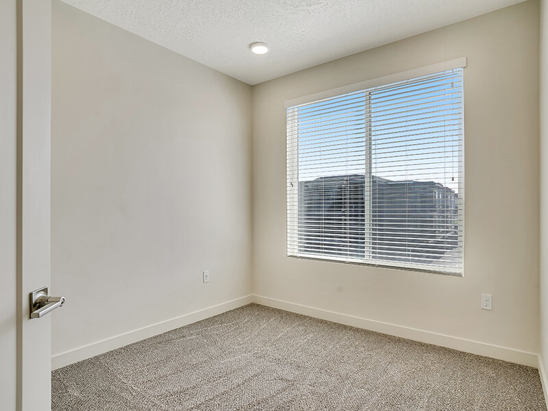 Spacious Interior Room | Lincoln Station