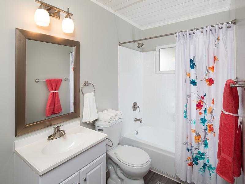 Bathroom | Aloha Apartments