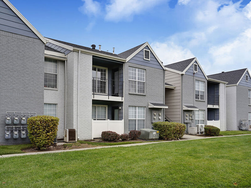 Apartment Complex | The Village at Raintree