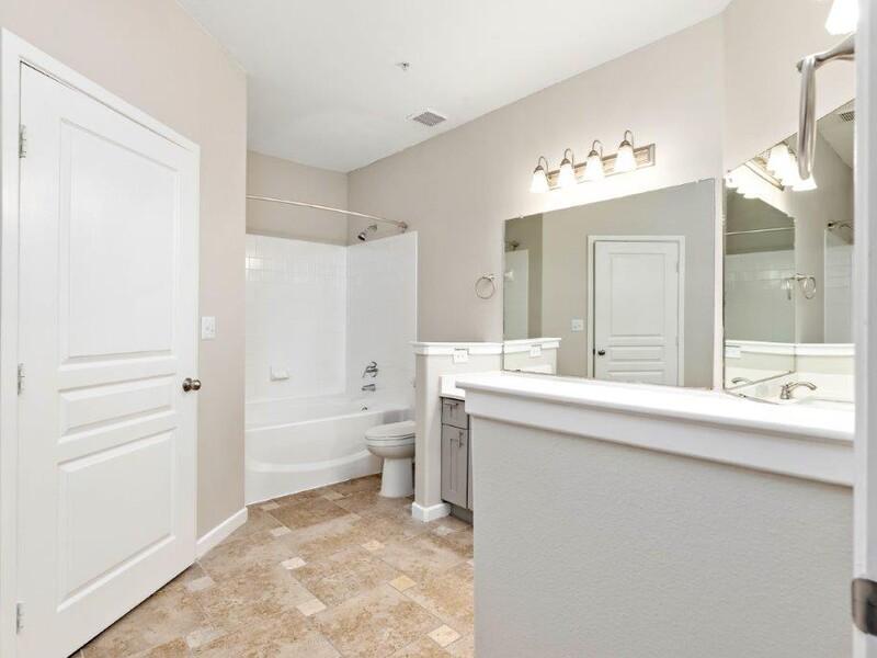 Large Bathroom | The Niche Apartments