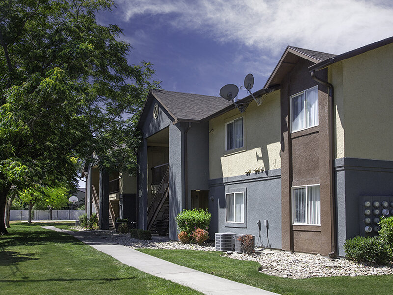 Apartment Exterior | Mountain Shadows Apartments