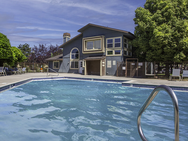 Swimming Pool | Mountain Shadows Apartments