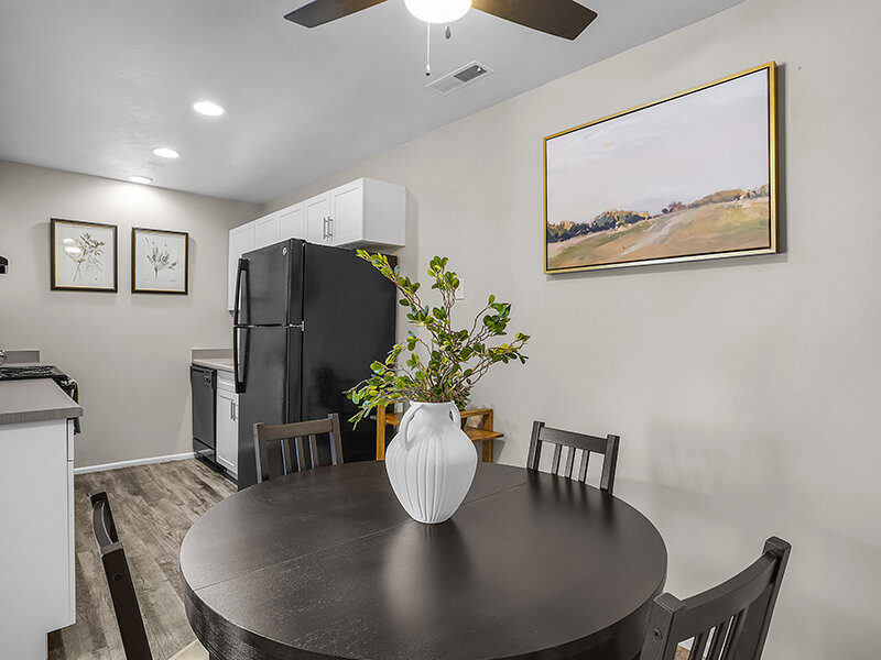 Dining Area | Mountain Shadows Apartments