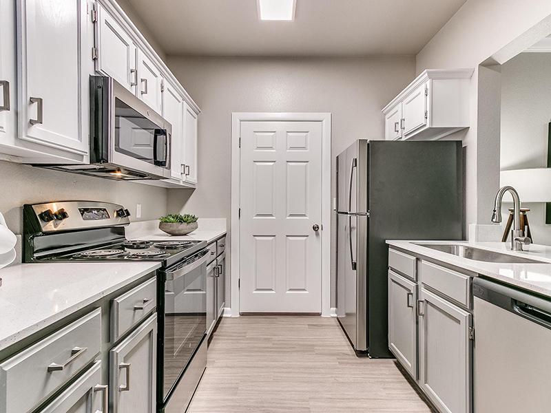 Kitchen | The Heights at Battle Creek Apartments