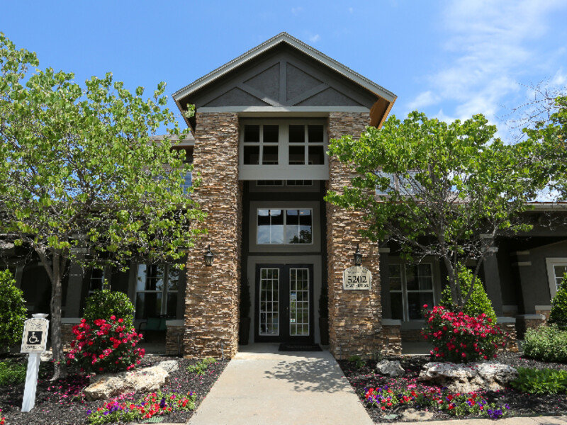 Clubhouse Entrance | Vantage on Yale Apartments in Tulsa, OK
