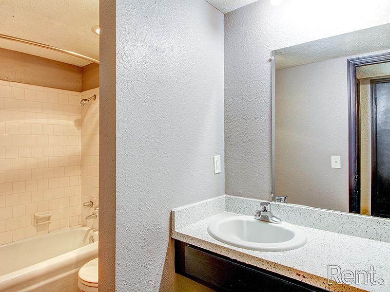 Bathroom with Tub | Norman Creek Apartments in Norman, OK