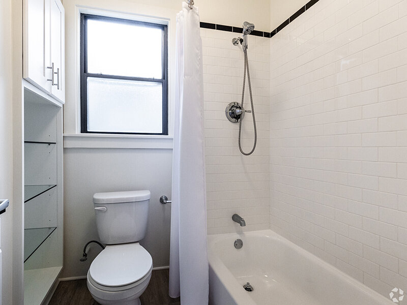 Tub/Shower | 3201 Washington Apartments