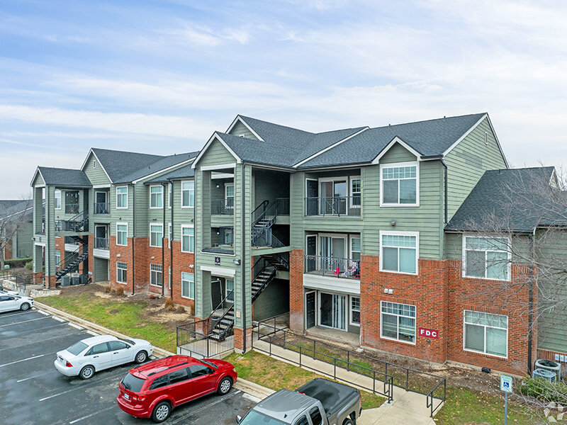 Exterior Apartment View | Oaks at Georgetown