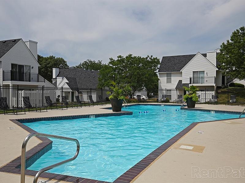 Pool | Pinegate Apartments