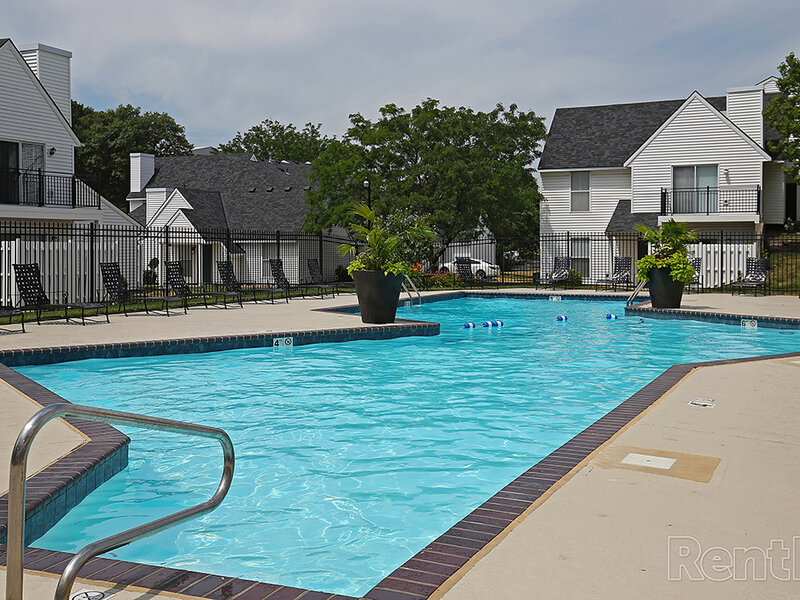 Pinegate Apartments in Merriam