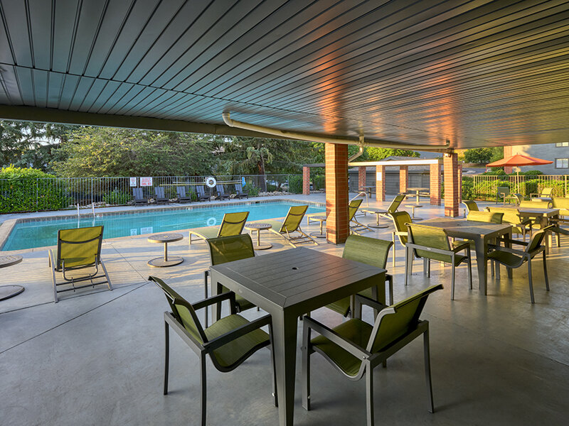 Poolside Lounge | Solstice Apartments in Aurora, CO
