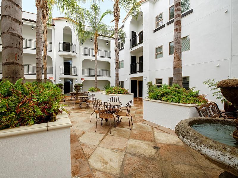 Courtyard | Hollywood View Towers