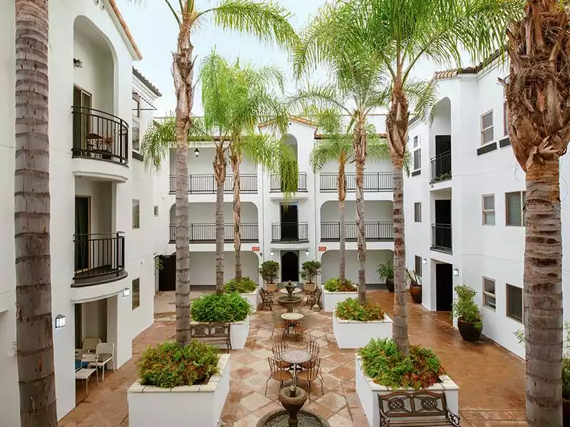 Courtyard | Hollywood View Towers