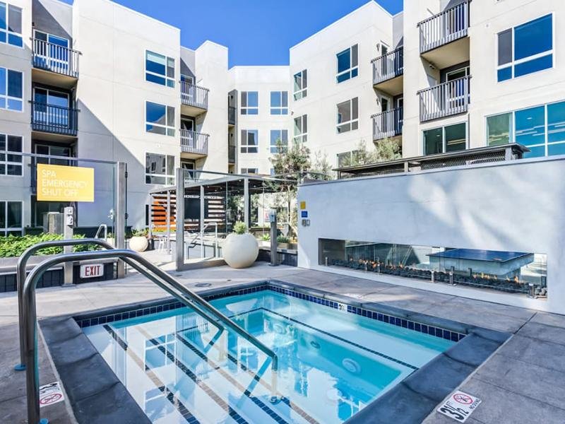Hot Tub | Hue 39 Apartment in Glendale, CA